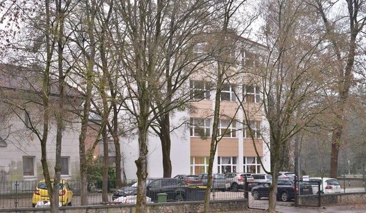 Bombariadó a miskolctapolcai iskolában - Osztie Tibor képgalériája 