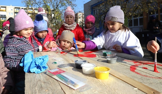 Kutyaházak festése a Brunszvik Teréz Sport Tagóvodában 