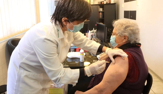 Megkezdődött a lakosság koronavírus elleni oltása Miskolcon 