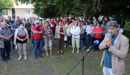 Csendes demonstráció a Diósgyőri Gimnáziumnál 