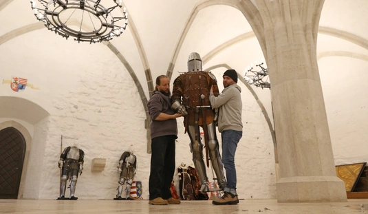 Költözik a vár népe 