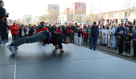 Fekvőtámasszal adakoztak a DVTK szurkolói 