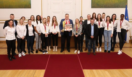 A DVTK női kosárlabda csapatát fogadta Veres Pál polgármester 
