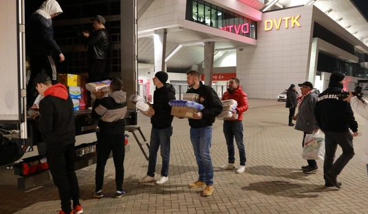 Töltsünk meg egy kamiont - DVTK szurkolók is adományoztak 