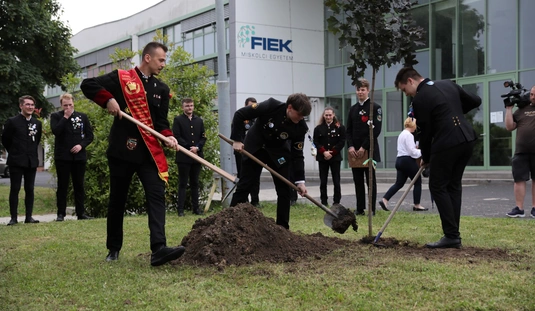 A végzős diákok ünnepélyes faültetése az Egyetemvárosban 