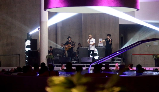 Koncert és éjszakai fürdőzés 