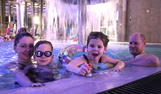 Éjszakai fürdőzés az Ellipsumban 