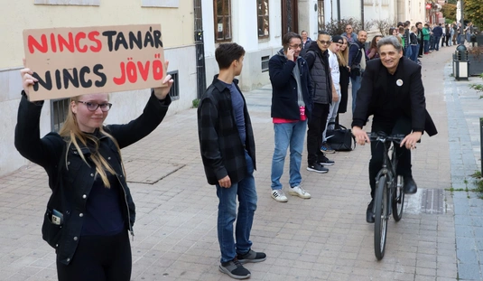 Élőláncos tüntetés a Földestől a Hermanig 