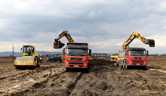 Megkezdődött a terelőút építése a Csokonai utcán 