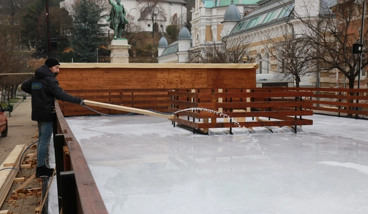 Készül a jégpálya az Erzsébet téren 