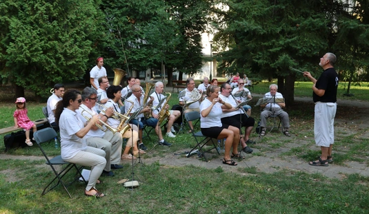 Perecesi fúvósok zenélnek az Észak-Kiliánban 