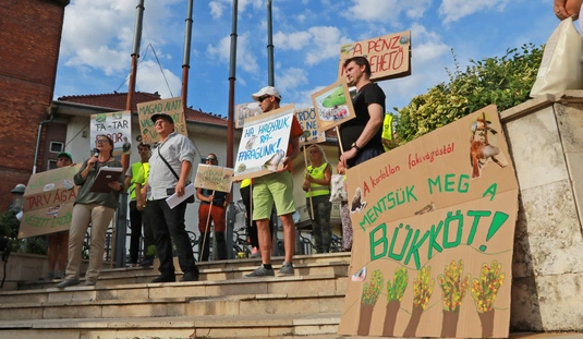 Miskolcon is tiltakoztak a kormány fakitermelési rendelete ellen 