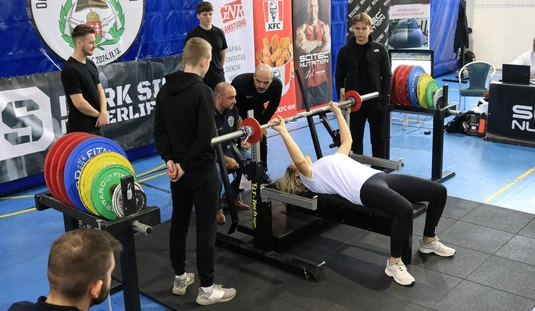 Fekvenyomó bajnokság a Rendvédelmi Technikumban 