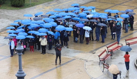 Kék esernyős flashmob az autizmus világnapján 