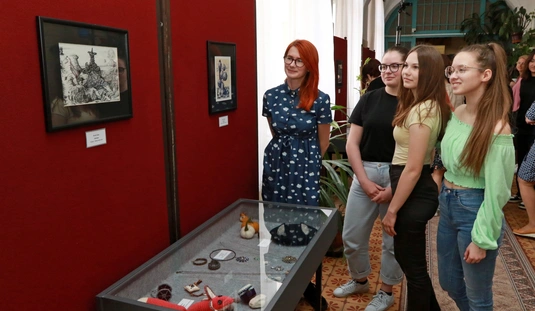 Tanárok kiállítása a Földes Ferenc Gimnáziumban 