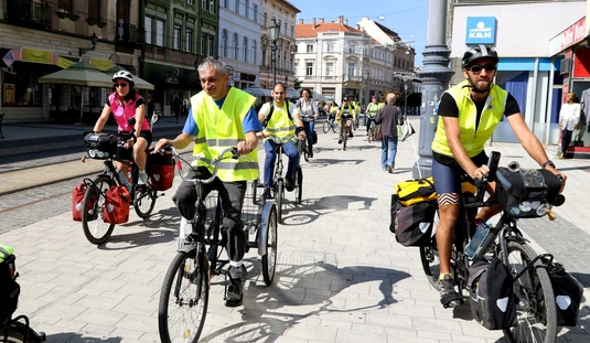 Kerékpáros akcióval hívták fel a figyelmet a fogyatékkal élőkre 