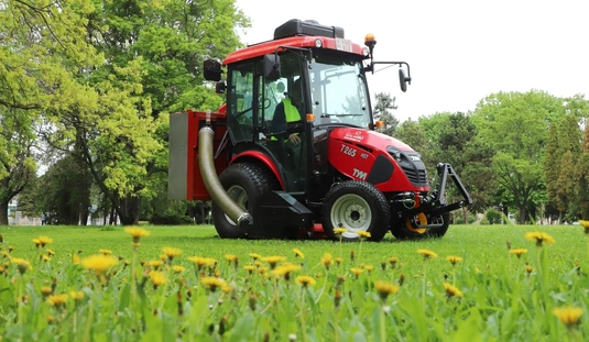Öt új traktor a Városgazda gépparkjában 