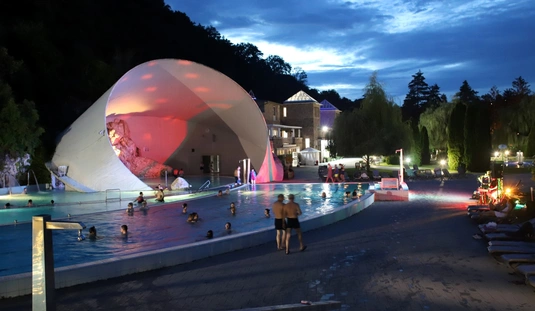 Strandok Éjszakája a Barlangfürdőben 