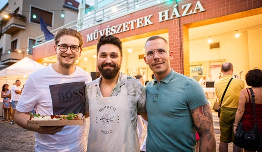 Gasztroplacc a Művészetek Háza előtt 