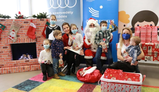 Átmeneti otthonokban élő gyermekeknek vitt Mikulás ajándékot Gianni 