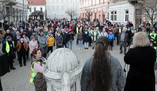 A golyóstoll cseréje nem elég - tüntetés  