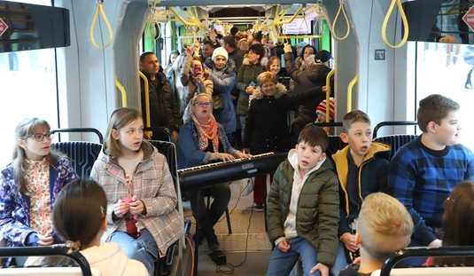 Gyermekkórus előadása a villamoson 