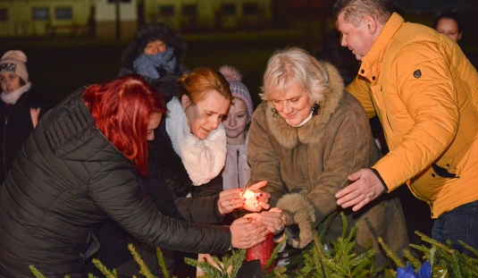 Adventi gyertyagyújtás a Szabó Lőrinc Általános Iskola előtt 