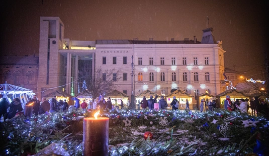 Meggyújtották a második  gyertyát Miskolc adventi koszorúján 