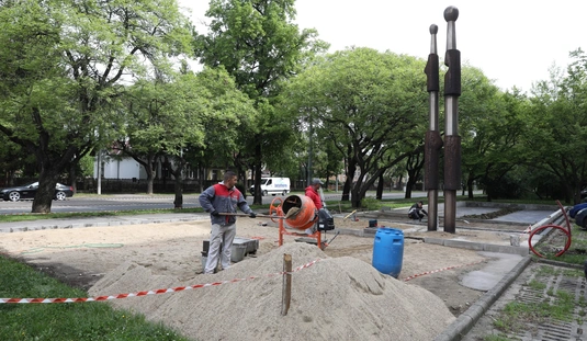 Megújul az Emberpár szobor környezete a Győri kapuban 