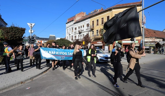 Élőlánc és felvonulás a tanárokért 