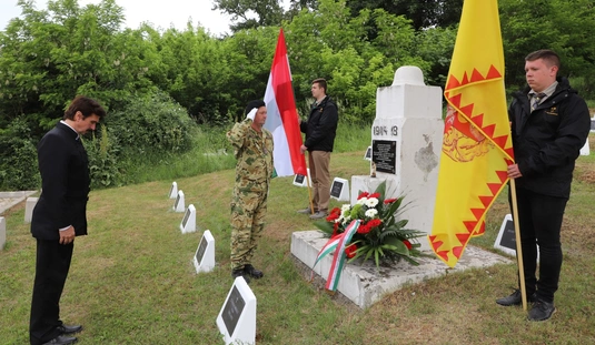Koszorúzás és megemlékezés a Hősök Napján 