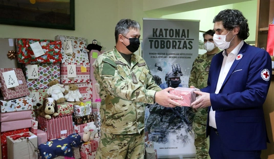 Katonák gyűjtöttek adományt a Vöröskeresztnek 