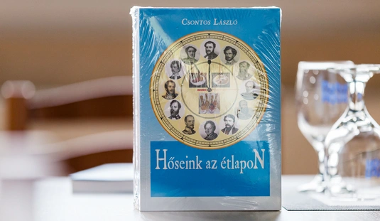 Rendhagyó könyvbemutatót tartottak a Véndiófa étteremben 