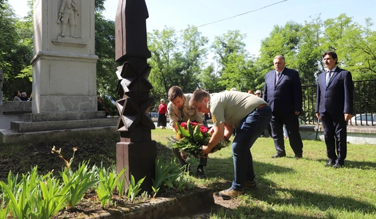 Megemlékezés és koszorúzás Hősök Napján 