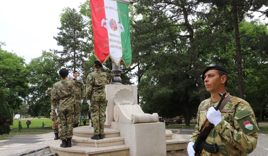 Országzászló felvonása a Hősök Napján 