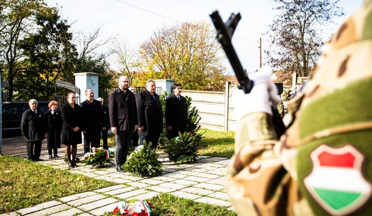 Nemzeti gyásznap- Megemlékezés az Oláh Miklós emléktáblánál és a  Hősök temetőjében  
