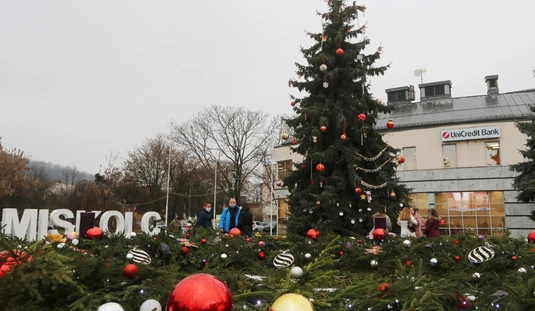 Miskolc Ifjúsági Karácsonyfája a Szent István téren 