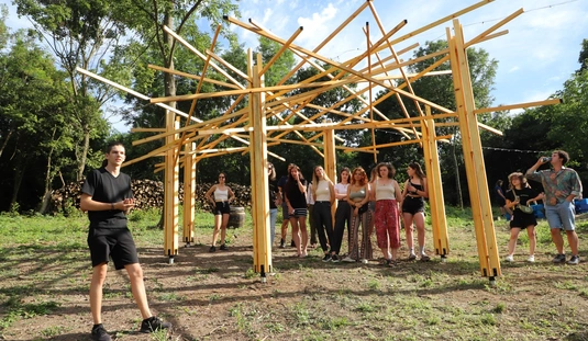 Debreceni egyetemisták installációinak átadása a Kisavason 