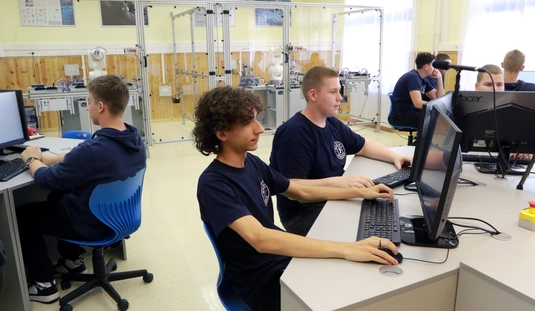 Ipari robotika labor átadó a Bláthyban 