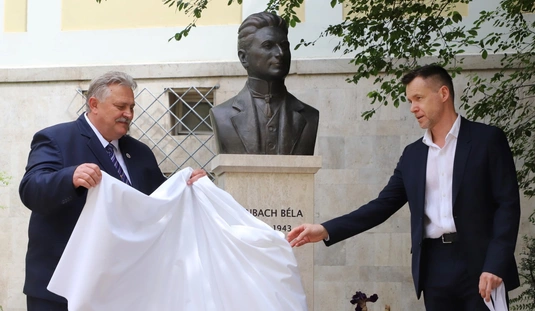 Jenbach Béla szobor avatása a színházi szoborsétányon 