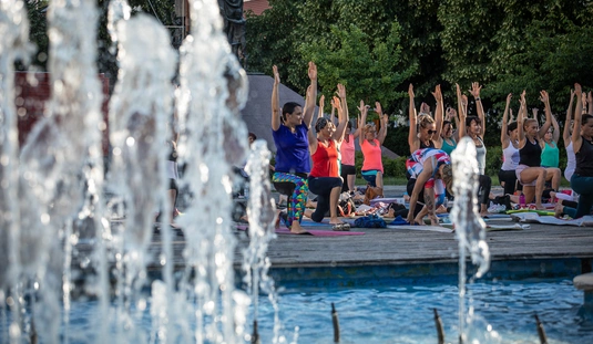 Jóga világnapja a Hősök terén 