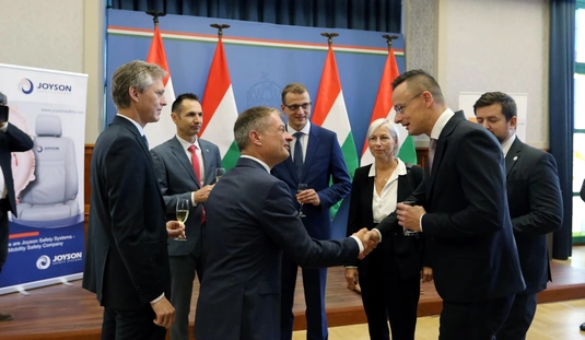 Szíjjártó Péter 16 milliárdos fejlesztést jelentett be , növeli a kapacitását a Joyson 