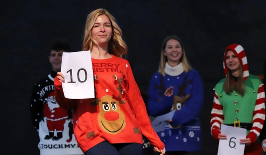 Csúnya karácsonyi pulcsik szépségversenye 