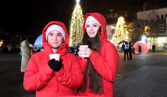 Idén is kigyúltak az ünnep fényei 