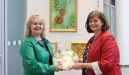 Kaszás Hedvig kiállítása a városháza aulájában 