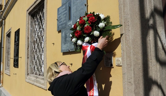 Koszorúzás a Katyn-i emléktáblánál 