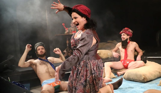 A kétfejű fenevad a Kamaraszínházban. Bemutató: december 14. 