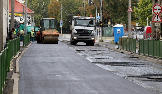 Aszfaltozzák a Kis-Hunyad utcát 