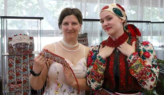 Kiss Gabriella népi iparművész kiállítása a József Attila Könyvtárban 