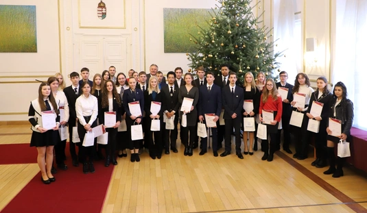 Kiváló tanulók elismerése a városházán 